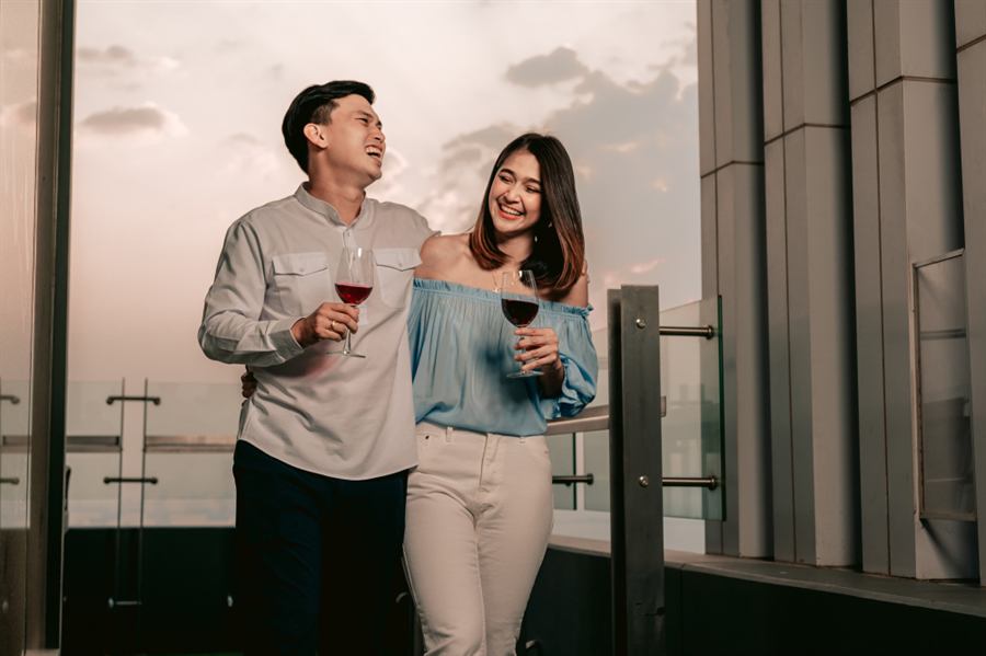 Hai người trưởng thành trò chuyện trong buổi hẹn đầu tại nhà hàng