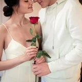 Gặp lần đầu ở nơi công cộng